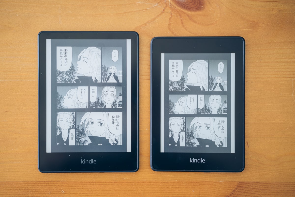 Kindle PaperWhite（第11世代）とKindle PaperWhite（第10世代）のディスプレイの大きさを比較する写真