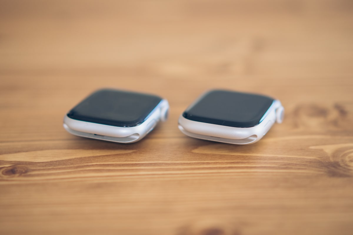 Apple Watch 7スターライトとApple Watch 6シルバーの色味を比較する写真