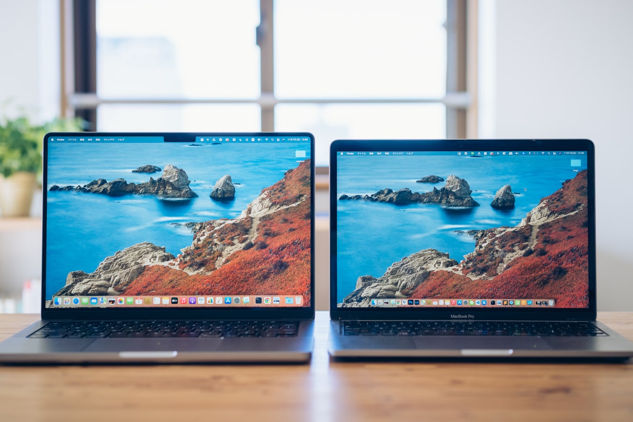 MacBookのベゼルの幅を比較する写真