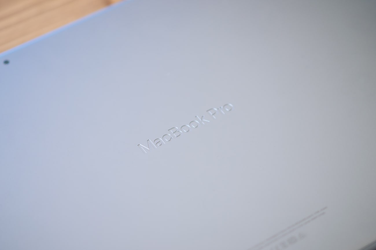 MacBookProの底面に刻印されたAppleのロゴ