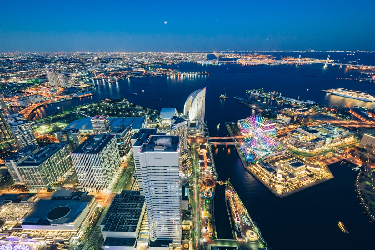 横浜ランドマークタワーから撮影したトワイライトタイムの横浜港の写真