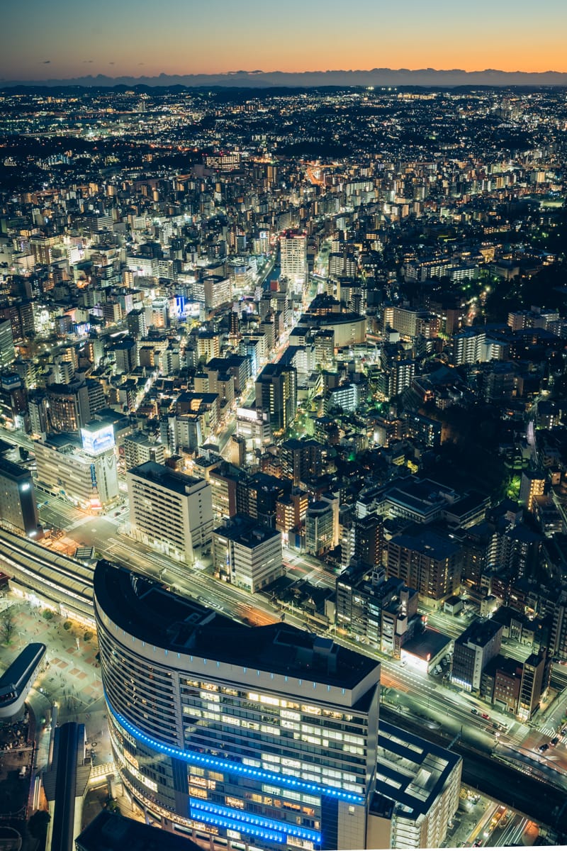 横浜ランドマークタワーから撮影した桜木町駅周辺の夜景